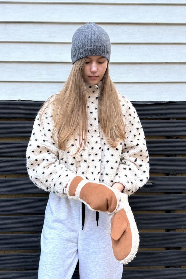 밤비 울 비니 (2 colors)는 가을과 겨울, 당신의 스타일을 따뜻하게 완성해 줄 필수 아이템입니다. 부드러운 촉감의 울 50%, 나일론 50% 혼방 소재로 제작되어 20cm 깊이로 포근하게 착용 가능하며, 둘레는 51cm입니다. 무지 디자인에 화이트와 그레이 두 가지 색상으로 출시되어 출근룩, 모임룩 등 어떤 스타일에도 미니멀, 클래식, 캐주얼하게 매치하기 좋습니다. 두꺼운 두께감으로 추운 날씨에도 따뜻함을 유지하며, 데일리 비니로 활용하기 좋습니다.
