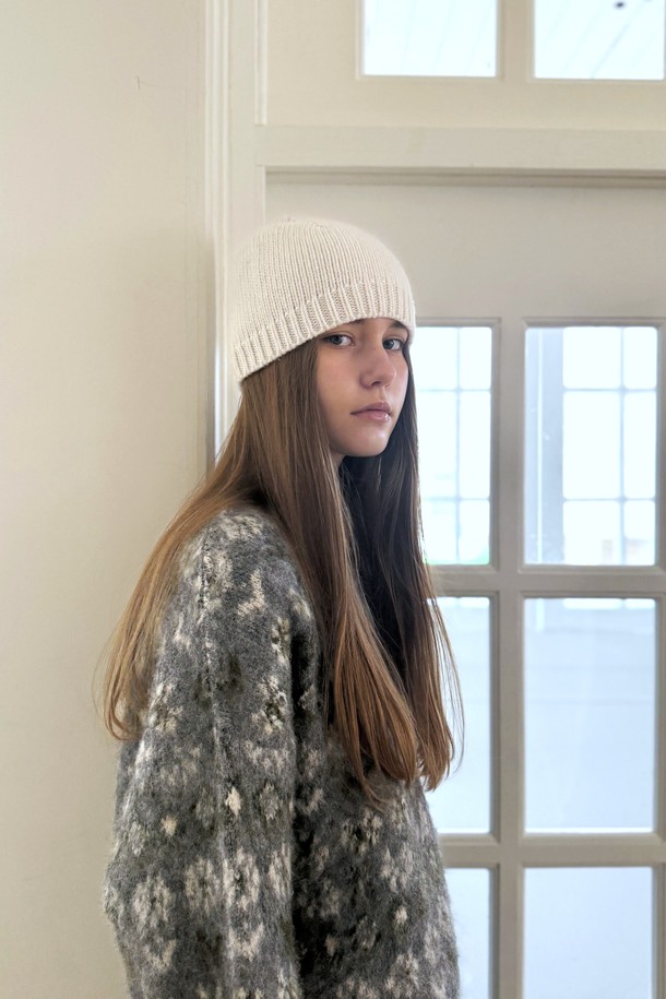 밤비 울 비니는 가을과 겨울, 쌀쌀한 날씨에 따뜻하게 착용하기 좋은 모자입니다. 울 50%와 나일론 50% 혼방 소재로 제작되어 부드러운 촉감을 선사하며, 두꺼운 두께감으로 보온성을 높였습니다. 무지 디자인에 화이트와 그레이 두 가지 색상으로 출시되어 어떤 스타일에도 미니멀하고 클래식하게, 또 캐주얼하게 매치하기 좋습니다. 모자 깊이 20cm로 안정감 있는 착용감을 제공하며, 남녀 공용으로 활용 가능합니다.
