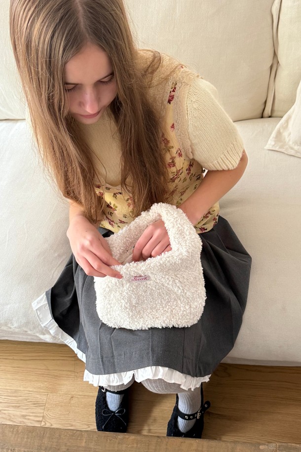 "타로 플리스 백"은 여성 고객을 위한 캐주얼 & 미니멀 스타일의 숄더백입니다. 부드러운 폴리에스터 플리스 소재로 제작되었으며, 산책룩과 데이트룩에 잘 어울립니다. 화이트, 블랙, 블루 3가지 색상으로 출시되었으며, 미디엄 사이즈로 가로 26cm, 세로 20cm(끈 포함 32cm)입니다. 플리스 디자인이 돋보이는 이 가방은 데일리룩에 포인트를 더해줍니다.
