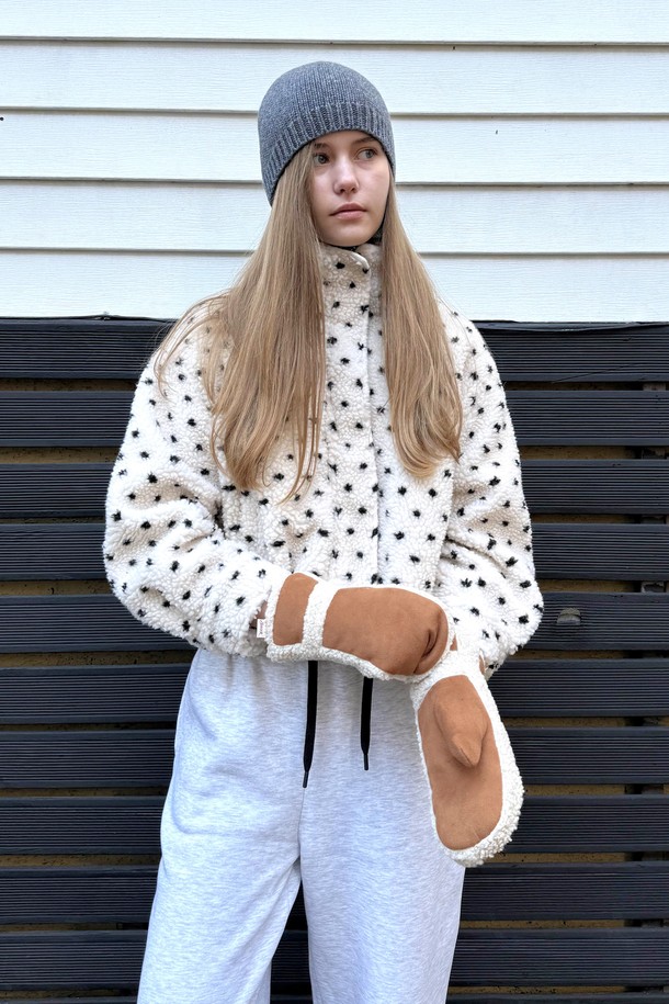 겨울철 따뜻함을 책임질 "모스 글러브"입니다. 폴리에스터와 아라메스테로 소재로 제작되어 부드러운 촉감과 뛰어난 보온성을 제공하며, 두꺼운 두께감으로 추운 날씨에도 끄떡없습니다. 안감은 기모 처리되어 포근함을 더하고, 무지 디자인으로 미니멀, 클래식, 캐주얼 등 다양한 스타일 연출에 용이합니다. 산책, 출근, 여행 등 어떤 TPO에도 잘 어울리며, 내구성이 우수하고 세탁 후에도 형태가 유지되어 관리가 편리합니다. (스마트 터치 미지원)
