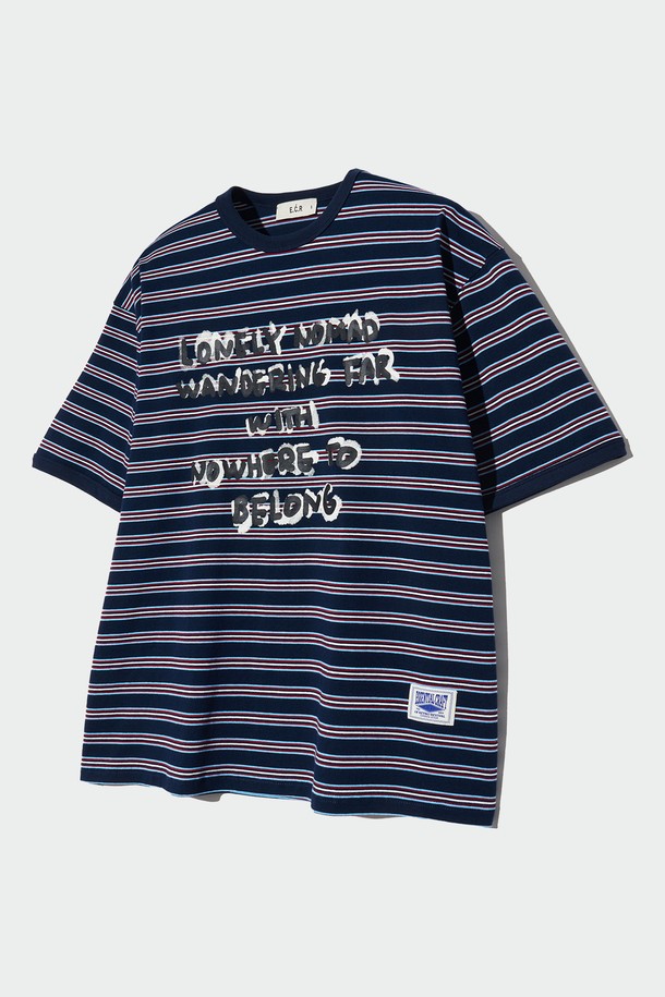 노마드 스트라이프 반팔 티셔츠_네이비는 빈티지하고 내추럴한 무드의 공용 티셔츠입니다. 네이비와 아이보리 두 가지 색상으로 출시되었으며, 봄, 여름 계절에 착용하기 좋습니다. 라운드넥에 세미 오버핏으로 편안하게 떨어지는 핏이 특징이며, 면 소재로 제작되어 부드러운 촉감을 선사합니다. 체인스티치 어깨라인, 트리플 스티치 공법, 빈티지한 워싱 컬러감, 특수가공으로 원단 변형을 최소화하여 퀄리티를 높였습니다. 동네 마실룩, 산책룩, 여행룩 등 캐주얼, 미니멀, 클래식한 스타일을 연출할 때 활용하기 좋습니다.
