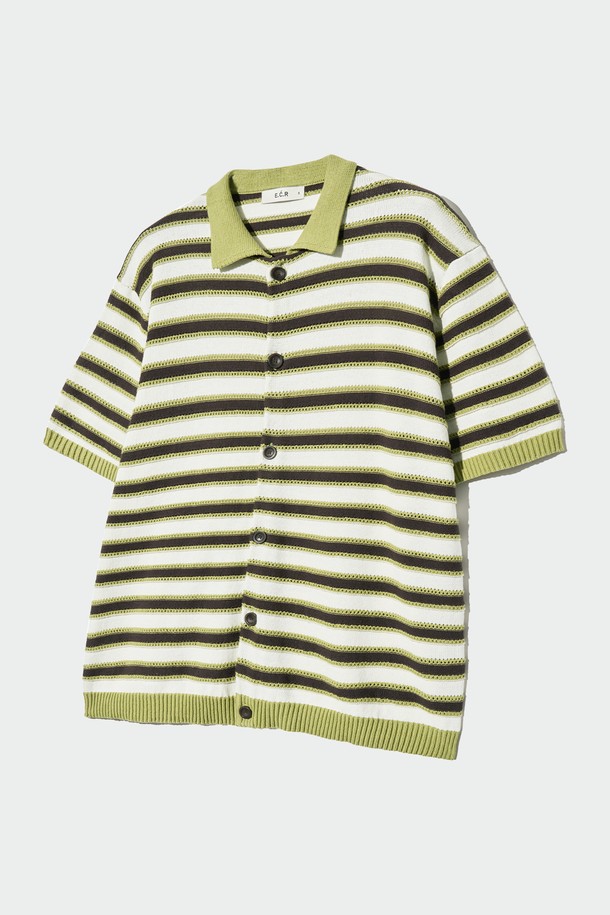 산뜻한 그린 컬러의 스트라이프 카라 반팔 가디건입니다. 부드러운 촉감의 아크릴, 면 혼방 소재로 제작되어 편안하게 착용할 수 있습니다. 3가지 다른 니트 패턴을 조합하여 디자인의  포인트를 더했으며, 니트 카라 디테일로  세련된 분위기를 연출합니다. 깔끔하고 트렌디한 디자인에 가벼운 니트 원단으로  여름철 데이트룩, 카페룩 등 다양한  스타일에 활용하기 좋습니다. 레귤러 핏으로  누구나  자연스럽게  소화할 수 있습니다.
