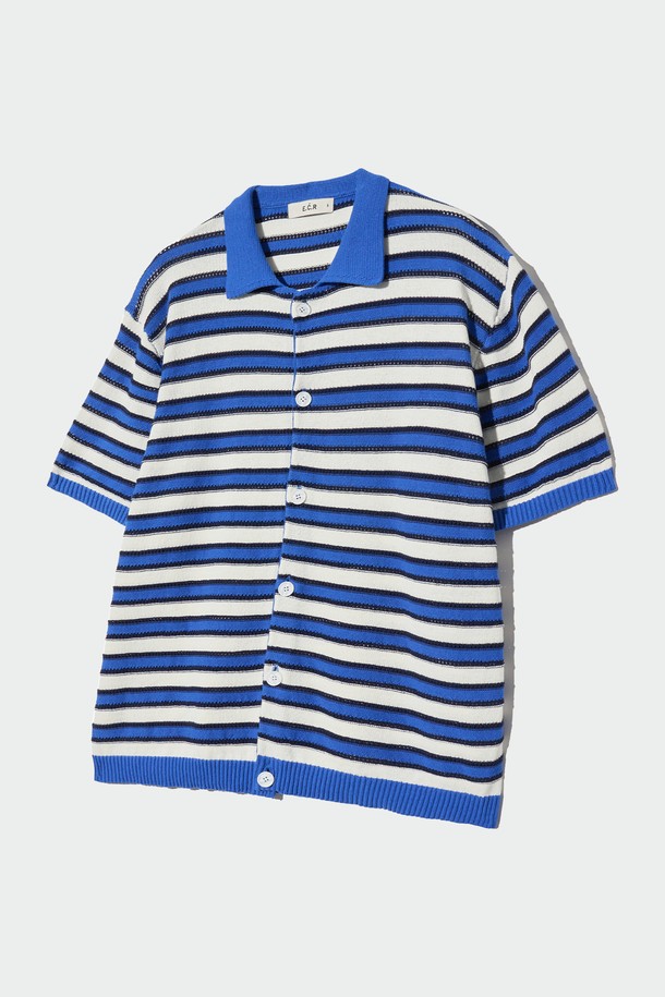 블루 컬러의 스트라이프 카라 반팔 가디건입니다. 캐주얼하고 베이직한 스타일로, 데이트룩 또는 카페룩에 잘 어울립니다. 3가지 다른 니트 텍스처 조합과 니트 카라 디테일이 돋보이며, 면 혼방 원사로 제작되어 가볍고 부드러운 착용감을 선사합니다. 얇은 두께감과 세미핏으로 여름철 시원하게 즐겨 입을 수 있으며, 반 소매 디자인으로 편안함을 더했습니다.
