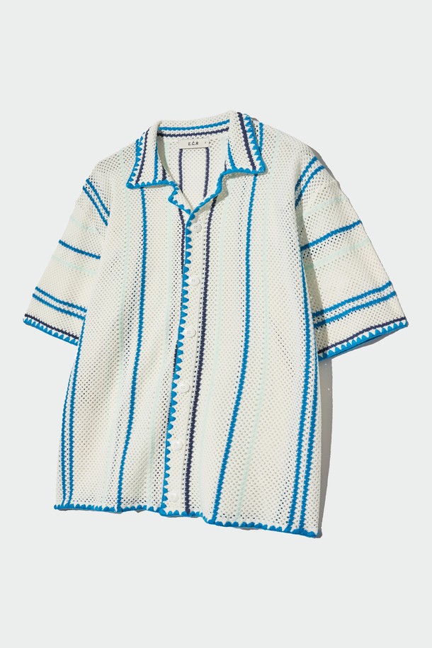 블루 스트라이프 크로쉐 니트 셔츠는 여름철 캐주얼 스타일을 완성하는 데이트룩, 카페룩, 여행룩 코디에 활용하기 좋은 아이템입니다. 릴랙스 핏과 크롭 기장으로 편안하면서도 트렌디한 실루엣을 연출하며, 부드러운 아크릴, 면 혼방 소재로 제작되어 시원하고 쾌적한 착용감을 선사합니다. 통기성이 좋은 니트 구조와 밑단 자수 마감, 크로쉐 (crochet) 카디건 스타일 디자인이 돋보이며, 라운드 넥과 반소매 디자인으로 시원함을 더했습니다. 화이트 컬러 스트라이프 패턴이 시원한 느낌을 주어 미니멀, 리조트룩 스타일에도 잘 어울립니다.
