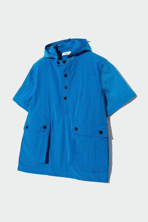 나일론 후드 반팔 풀오버_블루는 봄, 여름에 시원하게 착용하기 좋은 캐주얼 & 스포티 스타일의 상의입니다. 릴랙스 핏으로 편안함을 더하며, 얇은 두께감의 나일론 소재로 제작되어 가볍고 방풍 기능까지 갖췄습니다. 블루 컬러와 아이보리 컬러 두 가지로 출시되었으며, 무지 디자인에 밑단 스트링 디테일이 포인트입니다. 단독 또는 레이어드하여 다양한 스타일 연출이 가능하며, 동네 마실룩, 여행룩, 집콕룩 등 폭넓은 TPO에 활용하기 좋습니다. 후드 디자인과 반소매 기장으로 활동성을 높였습니다.
