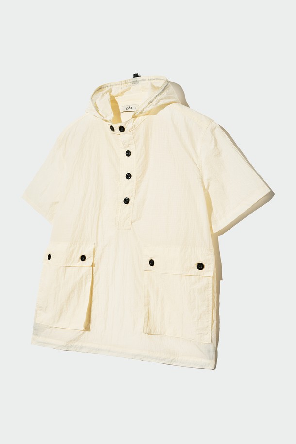 가볍고 시원하게 즐기기 좋은 나일론 후드 반팔 풀오버 아이보리입니다. 얇은 두께감과 부드러운 촉감으로 편안한 착용감을 선사하며, 봄, 여름 시즌에 활용하기 좋습니다. 후드 디자인과 루즈핏, 릴랙스핏으로 캐주얼하고 스포티한 무드를 연출하며, 밑단 스트링 디테일로 사이즈 조절이 용이합니다. 단독 또는 레이어드하여 다양한 스타일을 연출할 수 있어, 동네 마실룩, 여행룩, 봄 소풍룩 등 폭넓게 활용하기 좋습니다. 무지 패턴의 아이보리 컬러로 어떤 옷에도 쉽게 매치할 수 있습니다.
