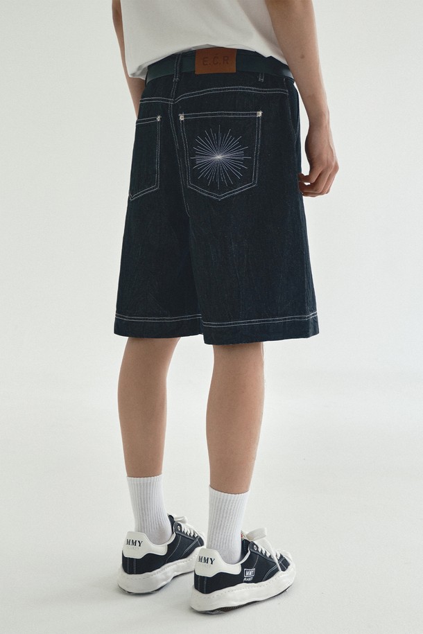 크링클 원턱 데님 하프 팬츠_블랙은 빈티지한 무드와 캐주얼 스타일을 동시에 즐길 수 있는 남성용 데님 반바지입니다. 봄, 여름 시즌에 적합하며, 루즈핏 와이드 바지 핏으로 편안한 착용감을 선사합니다. 블랙 컬러의 무지 디자인에 크링클 텍스처와 빈티지 워싱, 원턱 디테일이 더해져 유니크한 멋을 더합니다. 백포켓 자수 디테일과 콘트라스트 스티칭으로 포인트를 주었으며, 면과 데님 소재로 제작되어 활동성과 스타일을 모두 만족시킵니다. 동네 마실룩, 여행룩, 휴가룩 등 다양한 TPO에 활용하기 좋은 아이템입니다.
