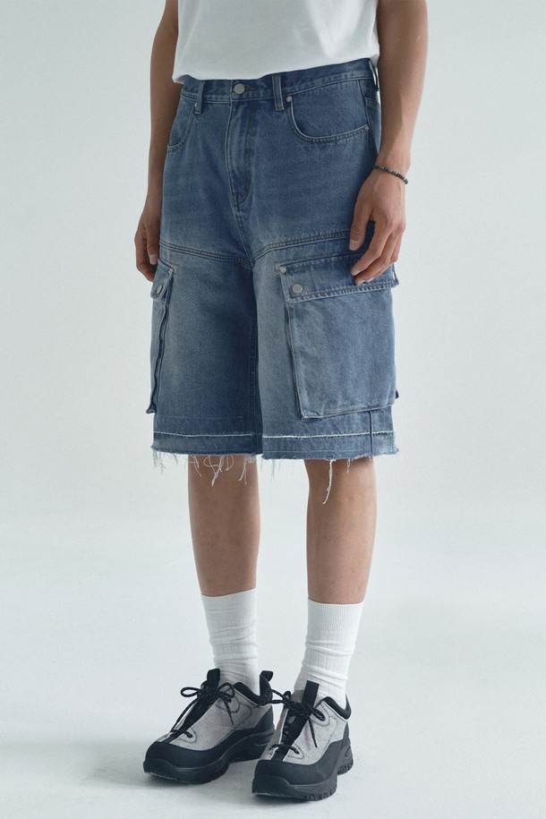 블루 컬러의 카고 버뮤다 데님 하프 팬츠입니다. 봄, 여름 시즌에 어울리는 캐주얼하고 빈티지한 스타일로, 일상, 동네 마실, 여행, 휴가 등 다양한 TPO에 활용하기 좋습니다. 와이드 핏과 릴랙스 핏으로 편안한 착용감을 선사하며, 밑단 디자인으로 포인트를 더했습니다. 데님과 면 혼방 소재로 제작되었으며, 워싱 가공을 통해 빈티지한 무드를 연출합니다. 카고 포켓 디테일이 특징인 남성용 하프 팬츠입니다.
