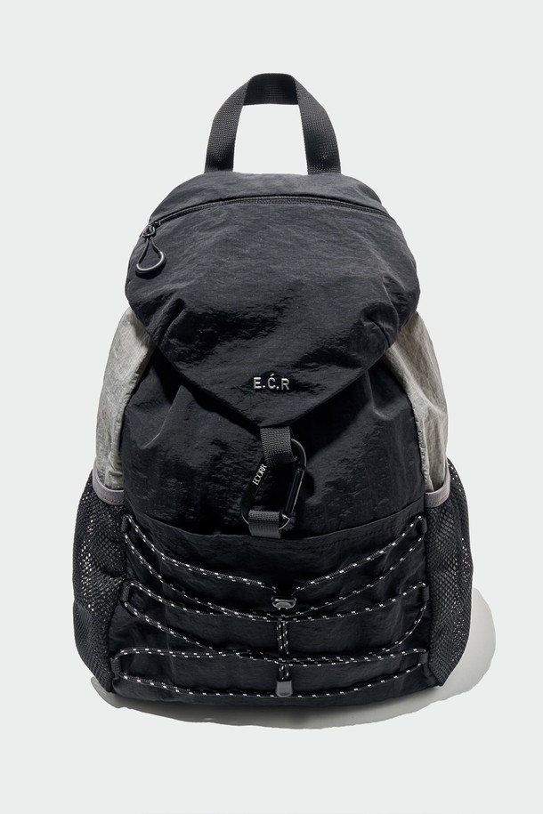 AERIK(에어릭) 카라비너 백팩은 블랙과 그레이 2가지 색상으로 출시되었습니다. 넉넉한 수납력을 자랑하는 라지 사이즈 백팩으로, 14인치 맥북 프로 수납이 가능합니다. 내구성이 뛰어난 나일론 100% 소재에 메쉬, 버클, 스트링 디테일로 포인트를 주었습니다. 지퍼형, 조임용 끈, 버클형, 고리형 잠금 방식과 다양한 포켓 구성으로 실용성을 높였습니다. 미니멀, 캐주얼, 시티보이 스타일에 어울리며 출근룩, 여행룩, 비즈니스 캐주얼에 활용하기 좋습니다.
