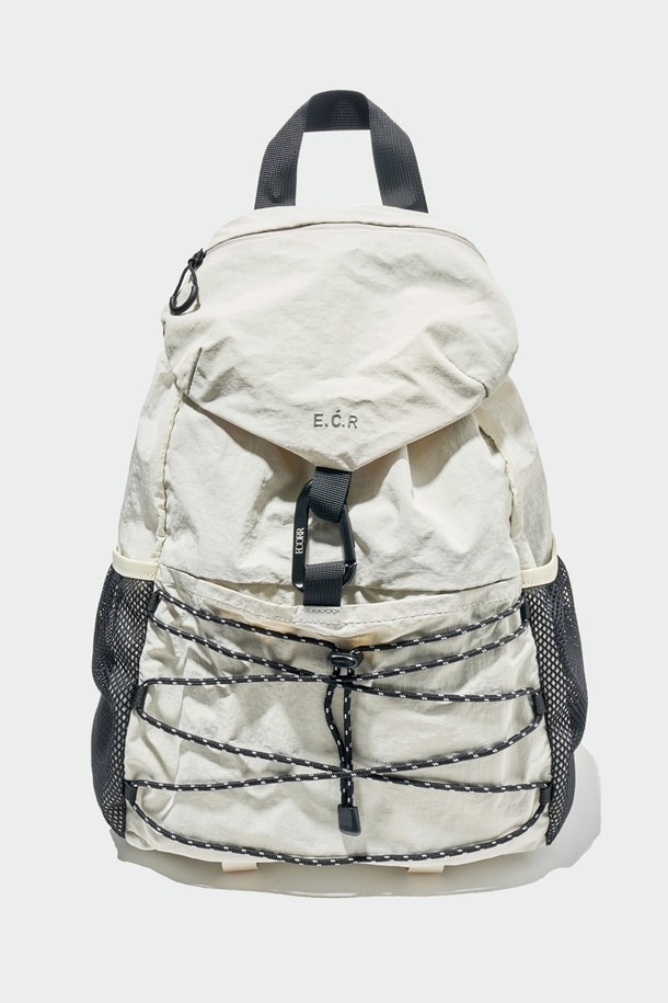 "AERIK(에어릭) 카라비너 백팩"은 남성을 위한 미디엄 사이즈 백팩으로, 여행, 출근, 산책 등 다양한 TPO에 활용 가능합니다. 미니멀, 캐주얼, 시티보이 스타일을 연출하기 좋으며, 나일론과 폴리에스테르 소재로 제작되어 튼튼합니다. 무지, 레터링, 로고 패턴과 버클, 스트링, 메쉬, 카라비너 등의 디자인 장식이 특징이며, 지퍼형, 버클형, 조임용 끈 잠금 방식으로 안전하게 소지품을 보관할 수 있습니다. 사이드 포켓, 스트링 디테일, 상단 핸들 등 실용적인 기능으로 수납력을 높였습니다.
