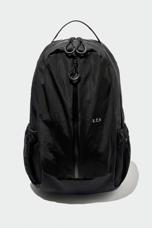 AERIK(에어릭) 프론트 지퍼 백팩은 남녀 모두 착용 가능한 캐주얼, 미니멀, 시티보이 스타일의 백팩입니다. 블랙과 그레이 두 가지 색상으로 출시되었으며, 넉넉한 수납공간을 제공하는 라지 사이즈입니다. 나일론과 폴리에스테르 소재로 제작되어 내구성이 뛰어나며, 전면 지퍼 포켓과 어깨끈 쿠션, 생활 방수 기능(나일론 소재 특성)을 갖춰 실용성을 더했습니다. 출근룩, 여행룩, 캠핑룩 등 다양한 TPO에 활용 가능하며, 사각 형태의 무지 디자인에 로고 디테일이 돋보입니다. 어깨 보호 및 쿠션감을 제공하여 편안한 착용감을 선사합니다.
