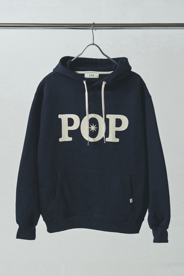 POP 시그니처 후드티_네이비는 가을, 겨울 시즌 데일리룩, 집콕룩, 산책룩에 활용하기 좋은 후드티입니다. 면과 폴리에스테르 혼방 소재로 제작되어 부드러운 촉감을 선사하며, 500g 중량의 두꺼운 두께감으로 따뜻하게 착용할 수 있습니다. 캐주얼, 스트리트, 미니멀 스타일을 모두 소화할 수 있는 세미오버핏에 캥거루 포켓과 플로킹 프린트 기법으로 포인트를 더했습니다. 입체적인 그래픽 디자인과 ECR 포인트 라벨이 돋보이는 네이비 컬러의 긴소매 후드티로, 편안하면서도 스타일리시한 겨울 스타일링을 완성해보세요.

