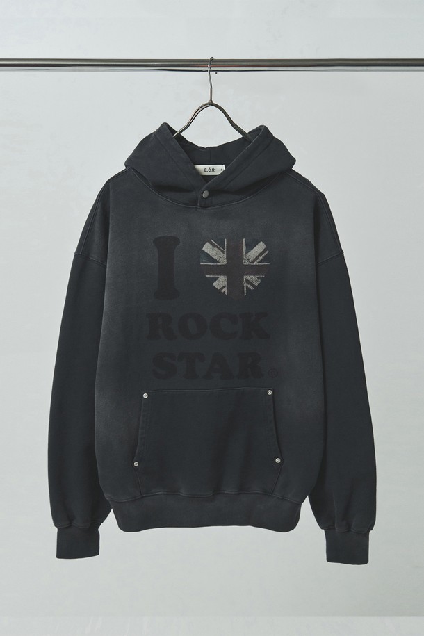 브릿하트 락스타 후드티_챠콜은 남녀 모두 착용 가능한 오버핏 후드티입니다. 챠콜 컬러의 면 소재로 제작되었으며, 봄, 가을, 겨울 세 계절에 걸쳐 활용 가능합니다. 스트릿, 캐주얼 무드를 연출하며, 크롭 기장과 긴 소매가 특징입니다. DTP 프린팅, 빈티지 워싱, 피그먼트 워싱 처리로 독특한 디자인을 자랑하며, 로고 인그레이빙 디테일이 돋보입니다. 집콕룩, 겨울 데일리룩, 미니멀 스타일 연출에 적합합니다.
