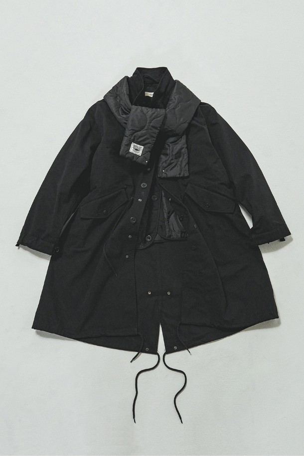 아웃포스트 피쉬테일 파카_블랙은 겨울철 데일리룩을 위한 남성용 아우터입니다. M-57 밀리터리 피쉬테일 파카를 기반으로 한 디자인으로, 클래식, 미니멀, 워크웨어 스타일을 연출하기 좋습니다. 면, 나일론, 폴리에스테르 혼방 소재로 제작되어 두꺼운 두께감과 보온성을 제공하며, 3-in-1 구성(아우터, 이너, 머플러)으로 실용성을 더했습니다. 허리/밑단 스트링 조절, 분리형 이너, 플랩 포켓 등의 특징을 갖춘 롱 기장의 레귤러핏 파카입니다. 블랙 컬러의 무지 패턴으로 다양한 스타일과 쉽게 매치할 수 있습니다.
