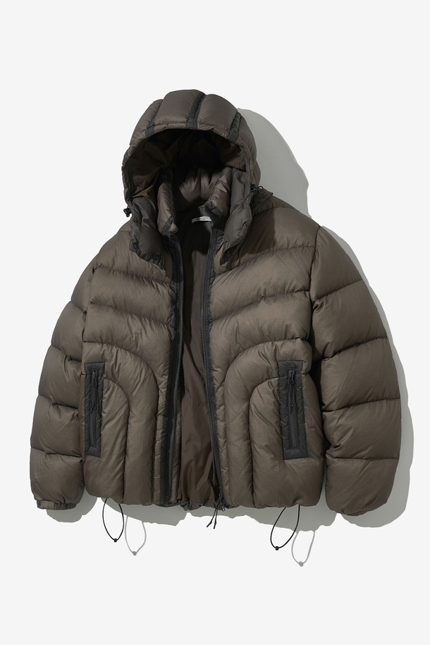 툰드라 LS 에어쉘 덕다운 패딩_브라운은 일상, 아웃도어 활동에 적합한 남녀 공용 덕다운 패딩입니다. 브라운, 블랙 두 가지 색상으로 출시되었으며, 미니멀하고 스포티한 스타일을 연출합니다. 80% 덕다운, 20% 덕페더 충전재와 650 필파워로 뛰어난 보온성을 제공하며, 방수 및 방풍 기능으로 겨울철에도 쾌적하게 착용할 수 있습니다. 3D 퀼팅 디테일과 경량 설계로 활동성을 높였으며, 지퍼 포켓과 후드 스트링으로 실용성을 더했습니다. 겨울 데일리룩, 여행룩에 활용하기 좋은 오버핏 패딩입니다.
