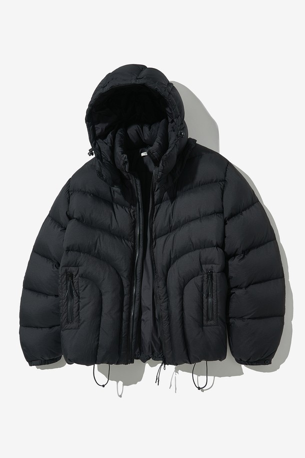 툰드라 LS 에어쉘 덕다운 패딩_블랙은 일상과 아웃도어 활동 모두에 적합한 남녀 공용 패딩입니다. 겨울철 보온성을 책임지는 두꺼운 두께감에 가볍게 착용 가능한 경량 소재를 사용하여 활동성을 높였습니다. 부드러운 촉감의 무지 디자인에 오버핏으로 제작되어 캐주얼하고 스포티한 스타일을 연출합니다. 에어쉘 소재와 덕다운 충전재를 사용하여 보온성을 극대화했으며, 집업 여밈 방식과 긴 소매 기장으로 편안함을 더했습니다. 겨울 데일리룩과 여행룩에 미니멀한 감성을 더해줄 아이템입니다.
