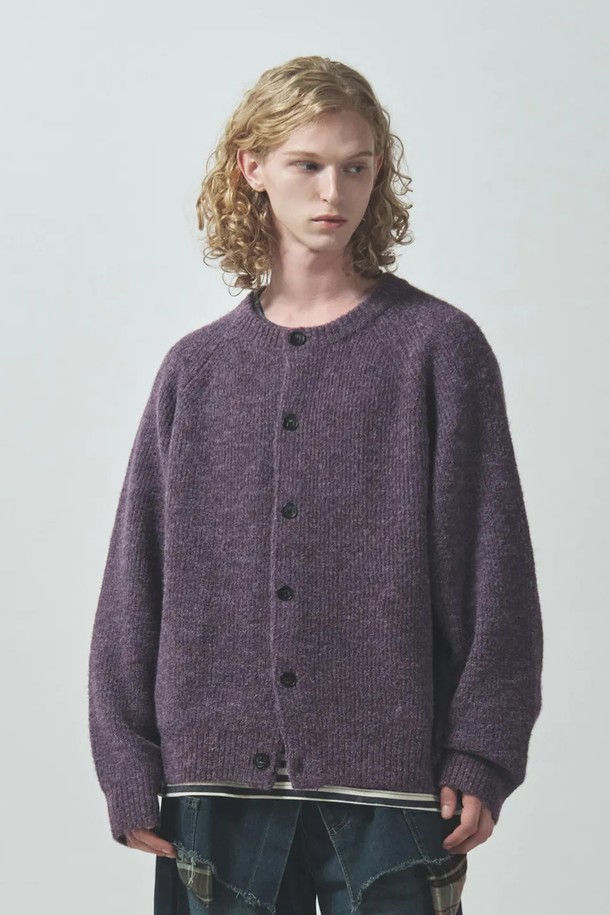 포그 알파카 크롭 니트 가디건은 부드러운 촉감의 알파카 소재로 제작되어 가을과 겨울에 따뜻하게 착용하기 좋습니다. 라운드넥 디자인에 루즈핏으로 편안함을 더했으며, 무지 패턴으로 어떤 스타일에도 잘 어울립니다. 긴 소매와 두꺼운 두께감으로 보온성을 높였으며, 4가지 다채로운 컬러 옵션으로 만나보실 수 있습니다. 데이트룩, 모임룩 등 다양한 TPO에 캐주얼, 클래식, 미니멀 스타일로 활용하기 좋은 아이템입니다.
