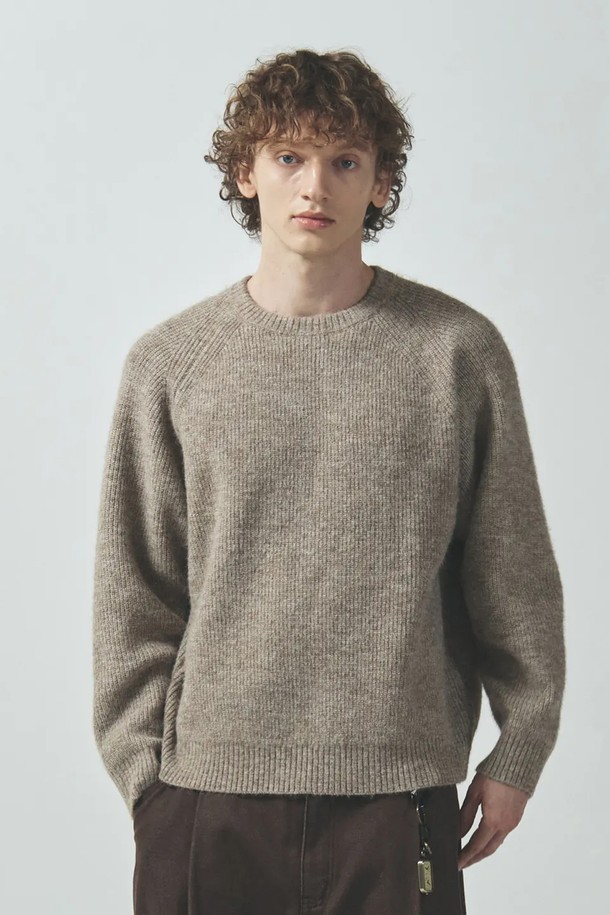 포그 알파카 크롭 니트 풀오버는 부드러운 촉감의 알파카와 울 혼방 소재로 제작되어 가을, 겨울 시즌에 따뜻하게 착용할 수 있습니다. 캐주얼, 베이직 스타일로 데일리하게 활용하기 좋으며, 래글런 소매 디자인과 자연스러운 어깨 라인으로 편안한 착용감을 선사합니다. 크롭 기장으로 다리가 길어 보이는 효과를 주며, 체형 보완 디자인과 신축성 있는 실루엣이 특징입니다. 그레이, 베이지, 브라운, 스카이블루, 라이트 그린 5가지 다채로운 컬러로 만나보세요.
