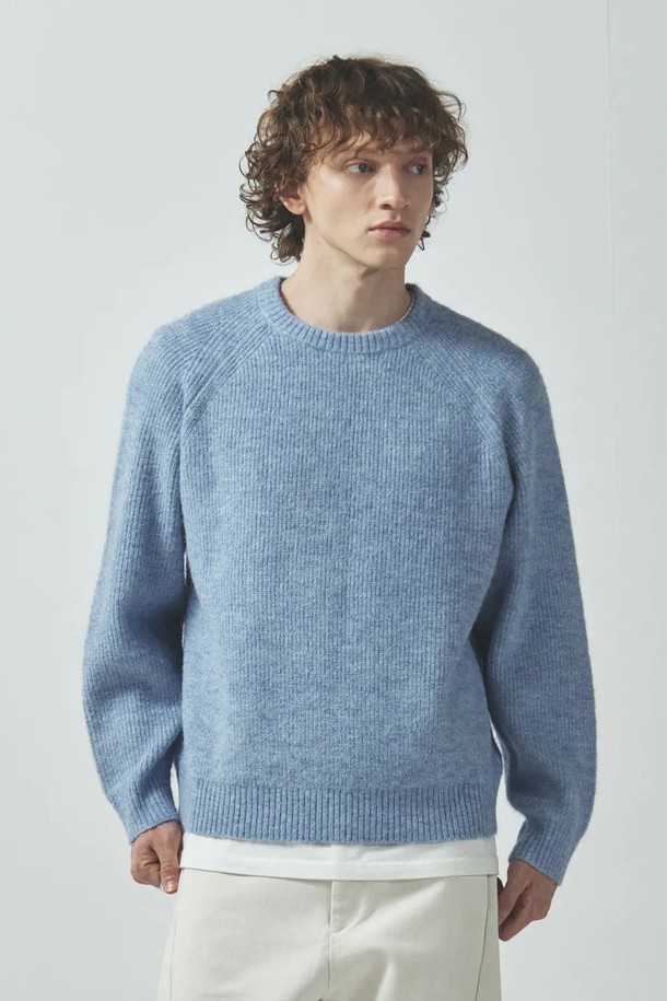 포그 알파카 크롭 니트 풀오버는 가을과 겨울, 일상에서 활용하기 좋은 상의입니다. 부드러운 촉감의 알파카와 울 혼방 소재로 제작되어 따뜻하고 편안한 착용감을 선사합니다. 래글런 슬리브 디자인과 신축성 있는 실루엣으로 활동성을 높였으며, 프리미엄 소프너 처리로 피부 자극을 최소화했습니다. 레귤러핏 라운드넥 크롭 기장으로, 캐주얼, 클래식, 미니멀 스타일을 소화하기 좋습니다. 그레이, 베이지, 브라운, 스카이블루, 라이트그린 5가지 컬러로 출시되어 출근룩과 모임룩 등 다양한 TPO에 맞춰 활용할 수 있습니다.
