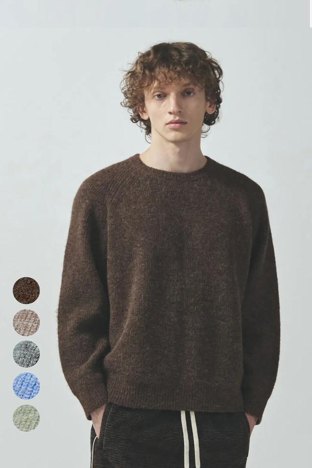 포그 알파카 크롭 니트 풀오버는 부드러운 촉감의 알파카 소재로 제작되어 고급스러운 분위기를 자아냅니다. 베이직하고 캐주얼한 스타일로, 데이트룩과 모임룩에 모두 잘 어울리는 활용도 높은 아이템입니다. 오버핏 크롭 기장과 라운드넥 디자인으로 세련된 실루엣을 연출하며, 가을, 겨울 시즌에 따뜻하게 착용할 수 있습니다. 브라운, 베이지, 그레이, 블루, 그린 5가지 다채로운 컬러로 출시되어, 미니멀, 캐주얼, 클래식 등 다양한 스타일을 즐길 수 있습니다. 무지 패턴의 긴 소매 니트 풀오버로, 유행을 타지 않고 오랫동안 소장할 수 있습니다.
