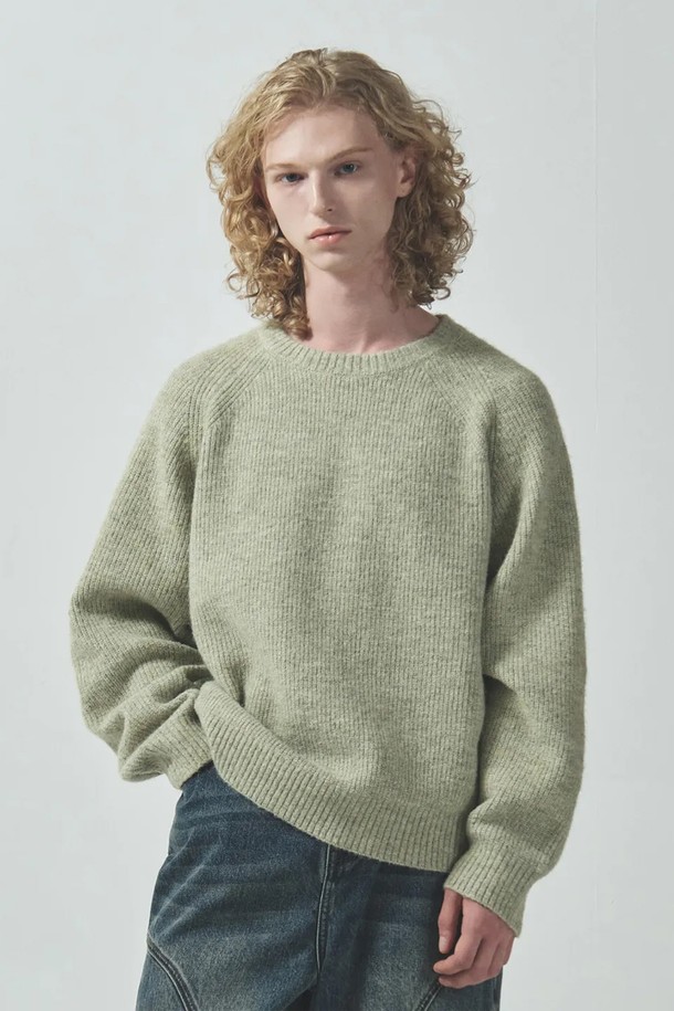 포그 알파카 크롭 니트 풀오버는 남성을 위한 가을, 겨울용 상의입니다. 부드러운 촉감의 알파카와 울 소재 혼방으로 제작되었으며, 래글런 슬리브 디자인과 레귤러핏으로 편안한 착용감을 선사합니다. 크롭 기장의 라운드넥 니트로, 캐주얼 및 베이직 스타일을 연출하기 좋습니다. 그레이, 베이지, 브라운, 스카이블루, 라이트그린 5가지 컬러로 만나보세요. 프리미엄 소프너 처리로 피부 자극을 최소화하고 형태 안정성을 높여 관리가 용이합니다.
