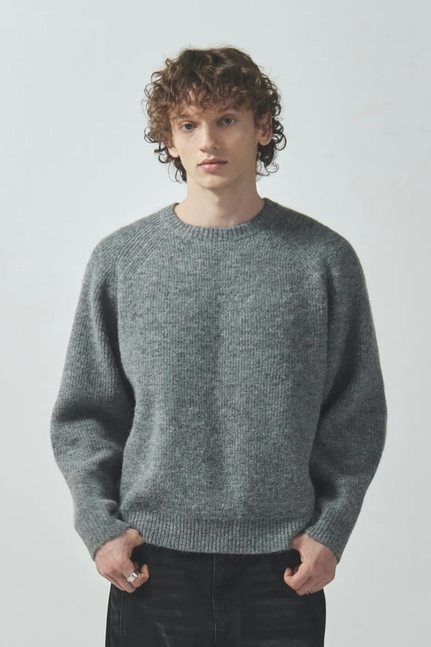 포그 알파카 크롭 니트 풀오버는 부드러운 촉감의 알파카 소재로 제작되어 가을과 겨울에 따뜻하게 착용하기 좋은 남성용 니트입니다. 베이직하고 미니멀한 디자인으로 다양한 스타일 연출이 용이하며, 라운드넥과 오버핏, 긴 소매, 두꺼운 두께감으로 편안한 착용감을 선사합니다. 크롭 기장으로 트렌디함을 더했으며, 무지 디자인으로 어떤 옷에도 쉽게 매치할 수 있습니다. 데이트룩, 출근룩 등 TPO에 맞춰 미니멀, 클래식, 캐주얼 스타일을 연출해보세요. 그레이 컬러를 포함한 5가지 다채로운 색상으로 만나볼 수 있습니다.
