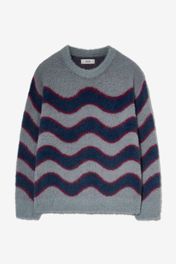 플러피 웨이브 니트 풀오버_그레이는 포근한 겨울을 위한 빈티지 스타일의 니트입니다. 부드러운 촉감과 볼륨감 있는 웨이브 패턴, 헤어리한 텍스처가 특징이며, 두꺼운 두께감으로 따뜻함을 더합니다. 릴랙스핏 라운드넥 디자인으로 편안하게 착용 가능하며, 단독 또는 아우터와 레이어드하여 다양한 스타일을 연출할 수 있습니다. 가을, 겨울철 데일리룩, 집콕룩, 카페룩에 활용하기 좋은 아이템입니다. 그레이와 네이비 두 가지 컬러로 만나보세요.
