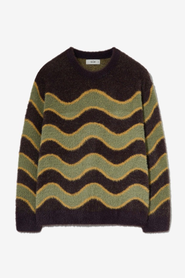 포근함을 선사하는 플러피 웨이브 니트 풀오버_브라운입니다. 부드러운 울 소재와 두꺼운 두께감으로 가을, 겨울철 따뜻하게 착용하기 좋습니다. 날개사 소재가 은은한 광택감을 더하고, 헤어리한 소재감과 볼륨감 있는 웨이브 패턴이 돋보입니다. 루즈핏으로 제작되어 다양한 체형을 커버하며, 라운드넥 디자인으로 캐주얼하고 편안한 데일리룩을 연출할 수 있습니다.
