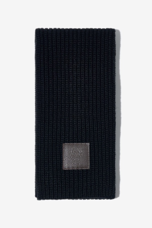 카우하이드 패치 울 니트 머플러는 부드러운 촉감의 두꺼운 울 혼방 소재로 제작되어 겨울철 보온성을 책임집니다. 5게이지 하치 니트 구조와 카우하이드 가죽 패치 라벨이 특징이며, 블랙, 그레이, 브라운, 베이지 4가지 색상으로 출시되어 어떤 스타일에도 자연스럽게 어울립니다. 심플한 디자인과 클래식한 무드로 데일리룩, 산책룩, 모임룩 등 다양한 TPO에 활용할 수 있습니다. 미니멀, 캐주얼 스타일을 즐겨 입는 분들께 추천합니다. 가죽 패치의 자연스러운 에이징 효과는 빈티지한 멋을 더합니다.
