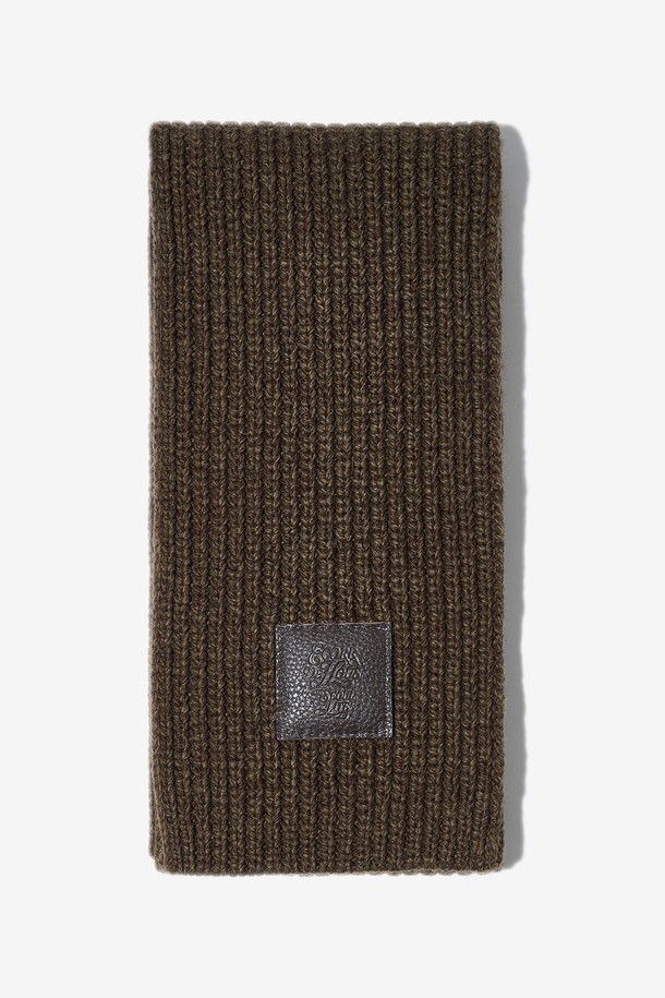 **카우하이드 패치 울 니트 머플러**는 부드러운 촉감과 보온성을 갖춘 겨울철 필수 아이템입니다. 5게이지 하치 니트 구조와 고밀도 니트 짜임으로 제작되어 내구성이 뛰어나며, 두꺼운 두께감으로 추운 날씨에도 따뜻하게 착용할 수 있습니다. 클래식하고 베이직한 디자인에 가죽 패치 디테일을 더해 세련된 분위기를 연출하며, 그레이, 베이지, 브라운, 블랙 4가지 다채로운 컬러로 만나보세요. 데일리룩이나 미니멀한 스타일에 매치하여 스타일리시한 겨울 룩을 완성할 수 있습니다. 함께 구성된 글러브 세트로 더욱 따뜻하고 실용적인 착용이 가능하며, 프리미엄 가죽 라벨이 고급스러움을 더합니다.
