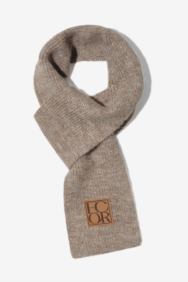 포그 소프트 알파카 머플러는 부드러운 촉감과 두꺼운 두께로 따뜻함을 선사하는 겨울 머플러입니다. 알파카, 울, 아크릴 등 다양한 소재로 제작되어 보온성이 뛰어나며, 유연한 드레이프성으로 자연스러운 실루엣을 연출합니다. 베이직하고 캐주얼한 스타일로, 그레이, 베이지, 브라운, S.블루, L.그린 5가지 다채로운 컬러를 만나보세요. 7게이지 니트 구조로 형태 변형 없이 오랫동안 착용할 수 있으며, 가죽 라벨로 포인트를 더했습니다. 겨울 데일리룩, 산책룩 등 어떤 스타일에도 잘 어울리는 머플러입니다.
