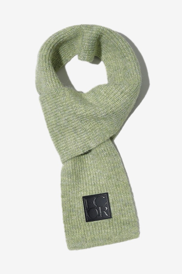 포그 소프트 알파카 머플러는 부드러운 촉감과 두꺼운 두께로 따뜻함을 선사하는 겨울 머플러입니다. 알파카, 울, 아크릴 등 다양한 소재로 제작되어 보온성이 뛰어나며, 7게이지 니트 구조로 형태 유지력이 우수합니다. 그레이, 베이지, 브라운, 스카이블루, 라이트그린 5가지 컬러로 출시되어 어떤 스타일에도 매치하기 용이합니다. 가죽 라벨로 은은한 포인트를 더했으며, 베이직하고 캐주얼한 스타일을 연출하여 겨울 데일리룩, 산책룩, 여행룩에 활용하기 좋습니다. 클래식하고 미니멀한 스타일을 즐기는 분들께 추천합니다.
