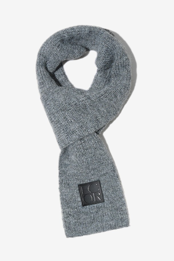 포그 소프트 알파카 머플러는 부드러운 촉감과 뛰어난 보온성을 자랑하는 겨울철 필수 아이템입니다. 베이직하고 캐주얼한 스타일로, 어떤 옷차림에도 자연스럽게 매치됩니다. 알파카 소재 특유의 고급스러운 분위기를 연출하며, 두꺼운 두께감으로 따뜻하게 착용할 수 있습니다. 브라운과 그레이, 두 가지 색상으로 출시되어 취향에 맞게 선택할 수 있습니다. 겨울 데일리룩과 산책룩에 포근함을 더해보세요.
