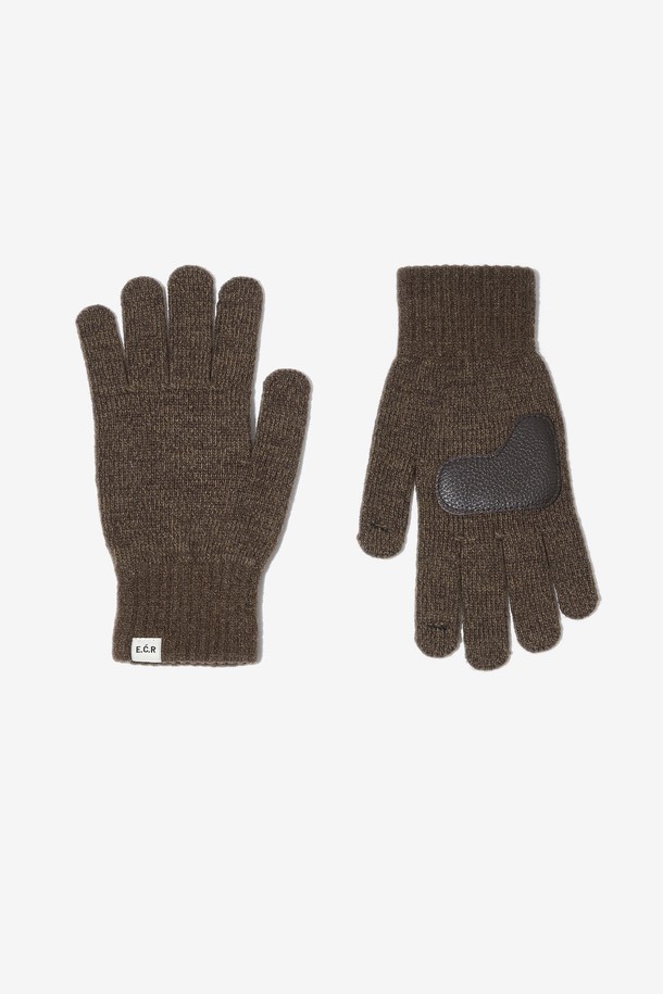 **카우하이드 패치 울 니트 장갑**

부드러운 울, 나일론, 아크릴 혼방 소재에 리얼 소가죽 패치를 더해 고급스러운 카우하이드 패치 울 니트 장갑입니다. 보온성을 높여주는 두꺼운 두께감과 탄탄한 촉감이 특징이며, 7게이지 니트로 제작되어 튼튼합니다. 손가락을 노출할 수 있는 핑거 홀 디테일로 실용성을 더했습니다. 베이직, 캐주얼, 심플 스타일로, 그레이, 베이지, 브라운, 블랙 4가지 색상으로 만나보세요. 스마트폰 터치가 가능하여 일상생활에서 편리하게 사용할 수 있습니다.
