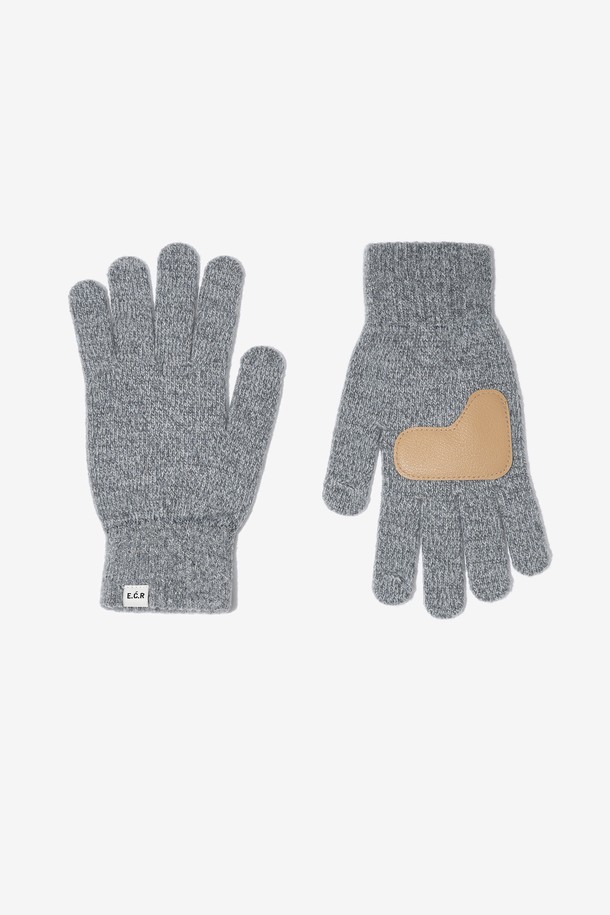 **카우하이드 패치 울 니트 장갑**

부드러운 울과 소가죽의 조화가 돋보이는 카우하이드 패치 울 니트 장갑입니다. 4가지 다채로운 컬러(그레이, 베이지, 브라운, 블랙)로 출시되어 폭넓은 스타일 연출이 가능합니다. 손등 부분의 소가죽 패치와 핑거 홀 디자인이 특징이며, 7게이지 편직으로 제작되어 뛰어난 보온성을 제공합니다. 일상, 출근룩, 모임룩 등 다양한 TPO에 활용 가능하며, 캐주얼, 미니멀, 클래식 스타일을 즐기는 분들께 추천합니다. 특히, 스마트폰 터치 기능과 미끄럼 방지 기능이 더해져 실용성을 높였습니다. 
