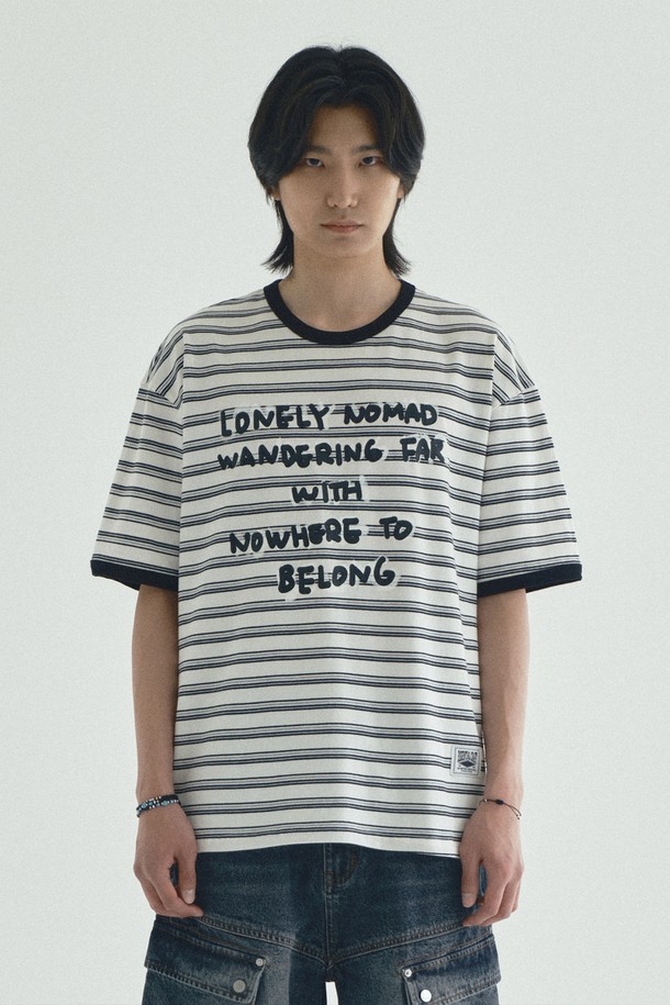 노마드 스트라이프 반팔 티셔츠_아이보리 는 캐주얼, 미니멀, 클래식 스타일을 선호하는 남녀 모두를 위한 데일리 티셔츠입니다. 부드러운 면 소재로 제작되어 얇지만 편안한 착용감을 제공하며, 봄, 여름 계절에 적합합니다. 빈티지한 워싱 가공과 세미 오버핏 실루엣이 자연스러운 멋을 더하고, 라운드넥과 스트라이프 패턴이 캐주얼한 무드를 연출합니다. 동네 마실룩과 산책룩에 잘 어울리며, 내구성을 높이는 트리플 스티치 공법과 특수 가공으로 원단 변형을 최소화했습니다.
