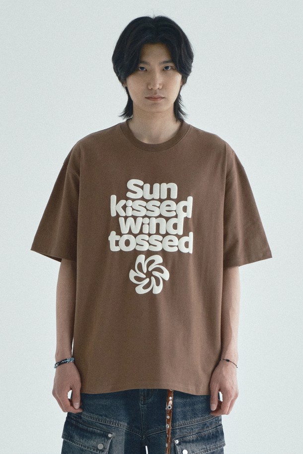 SUNKISSED(선키스드) 볼륨 프린트 반팔 티셔츠_브라운은 여름 시즌, 일상에서 보헤미안 스타일을 연출하기 좋은 반팔 티셔츠입니다. 16수 면 원단으로 제작되어 뻣뻣한 촉감이 특징이며, 레귤러 기장과 세미 오버핏으로 편안하게 착용할 수 있습니다. 라운드넥 디자인에 브라운 컬러, 레터링과 프린트 무늬가 더해져 캐주얼, 미니멀, 에스닉 스타일을 소화하기 좋습니다. 어깨 라인 체인 스티치, 전면 트리플 스티치 공법, 테타/텀블 가공 및 강화된 스티칭으로 내구성을 높였습니다. 동네 마실룩이나 여름 바캉스룩으로 활용해보세요.
