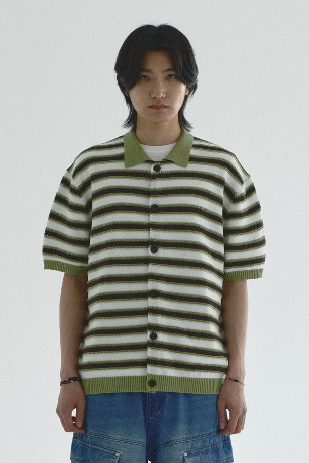 산뜻한 그린 컬러의 스트라이프 카라 반팔 가디건입니다. 부드러운 촉감의 아크릴, 면 혼방 소재로 제작되어 편안하게 착용할 수 있습니다. 3가지 다른 니트 패턴을 조합하여 디자인의  포인트를 더했으며, 니트 카라 디테일로  세련된 분위기를 연출합니다. 깔끔하고 트렌디한 디자인에 가벼운 니트 원단으로  여름철 데이트룩, 카페룩 등 다양한  스타일에 활용하기 좋습니다. 레귤러 핏으로  누구나  자연스럽게  소화할 수 있습니다.
