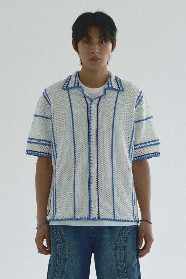 블루 스트라이프 크로쉐 니트 셔츠는 여름철 캐주얼 스타일을 완성하는 데이트룩, 카페룩, 여행룩 코디에 활용하기 좋은 아이템입니다. 릴랙스 핏과 크롭 기장으로 편안하면서도 트렌디한 실루엣을 연출하며, 부드러운 아크릴, 면 혼방 소재로 제작되어 시원하고 쾌적한 착용감을 선사합니다. 통기성이 좋은 니트 구조와 밑단 자수 마감, 크로쉐 (crochet) 카디건 스타일 디자인이 돋보이며, 라운드 넥과 반소매 디자인으로 시원함을 더했습니다. 화이트 컬러 스트라이프 패턴이 시원한 느낌을 주어 미니멀, 리조트룩 스타일에도 잘 어울립니다.
