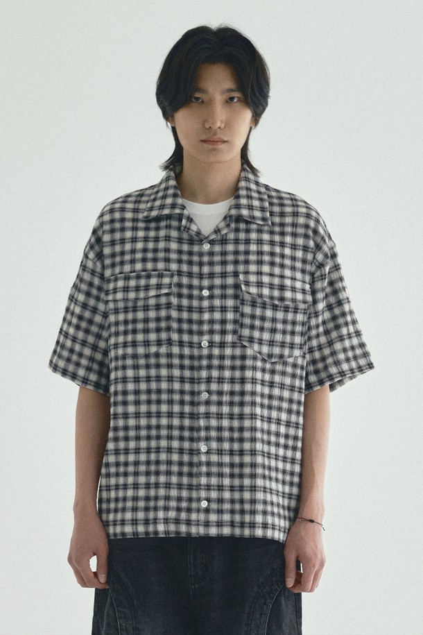오픈카라 체크 반팔 셔츠_블랙은 클래식과 빈티지 무드를 자아내는 공용 셔츠입니다. 봄, 여름 시즌에 어울리는 중간 두께감의 폴리에스테르 소재로 제작되었으며, 레귤러 핏과 반소매 기장으로 편안한 착용감을 제공합니다. 블랙과 블루 컬러의 체크 패턴이 돋보이며, 오픈카라 디자인이 시원한 느낌을 더합니다. 롤업 소매 디테일로 포인트를 주었으며, 단품 또는 이너로 활용하거나 계절에 따라 레이어드하여 다양한 스타일링이 가능합니다. 데이트룩, 캐주얼, 미니멀 스타일을 즐기는 분들께 추천합니다.

