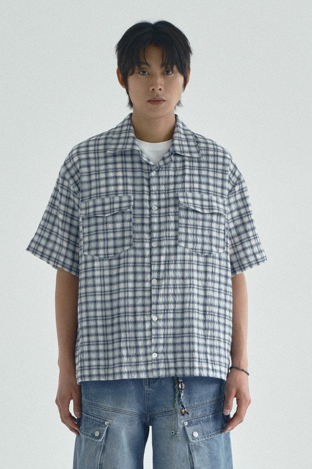 오픈카라 체크 반팔 셔츠_블루는 봄, 여름에 착용하기 좋은 상의 셔츠입니다. 블루와 블랙 두 가지 색상으로 제공되며, 롤업 소매 디테일이 돋보입니다. 오픈카라 디자인과 레귤러 핏으로 클래식하고 빈티지한 무드를 연출합니다. 폴리에스테르 소재의 중간 두께로 제작되어 단품 또는 이너로 활용하거나 레이어드 스타일링도 가능합니다. 데이트룩이나 카페룩 등 다양한 TPO에 맞춰 캐주얼, 미니멀 스타일을 연출해보세요.
