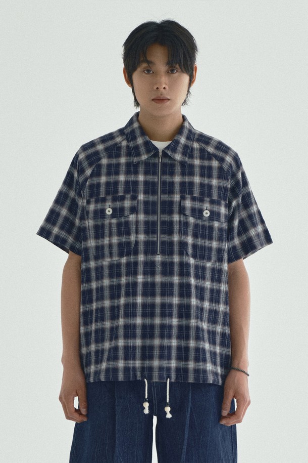 네이비 컬러의 체크 반팔 하프 집업 셔츠입니다. 봄, 여름 시즌에 착용하기 좋으며, 릴랙스핏으로 편안한 착용감을 제공합니다. 면 소재로 제작되어 부드러운 촉감을 선사하며, 밑단 스트링과 우드 비즈 장식으로 포인트를 더했습니다. 캐주얼, 미니멀 스타일을 즐기는 분들께 추천하며, 단품 또는 레이어드하여 다양한 연출이 가능합니다. 동네 마실룩, 여행룩 등 일상에서 폭넓게 활용할 수 있습니다.
