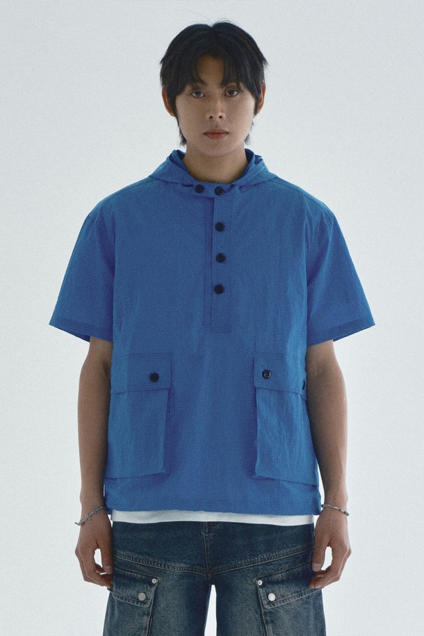 나일론 후드 반팔 풀오버_블루는 봄, 여름에 시원하게 착용하기 좋은 캐주얼 & 스포티 스타일의 상의입니다. 릴랙스 핏으로 편안함을 더하며, 얇은 두께감의 나일론 소재로 제작되어 가볍고 방풍 기능까지 갖췄습니다. 블루 컬러와 아이보리 컬러 두 가지로 출시되었으며, 무지 디자인에 밑단 스트링 디테일이 포인트입니다. 단독 또는 레이어드하여 다양한 스타일 연출이 가능하며, 동네 마실룩, 여행룩, 집콕룩 등 폭넓은 TPO에 활용하기 좋습니다. 후드 디자인과 반소매 기장으로 활동성을 높였습니다.
