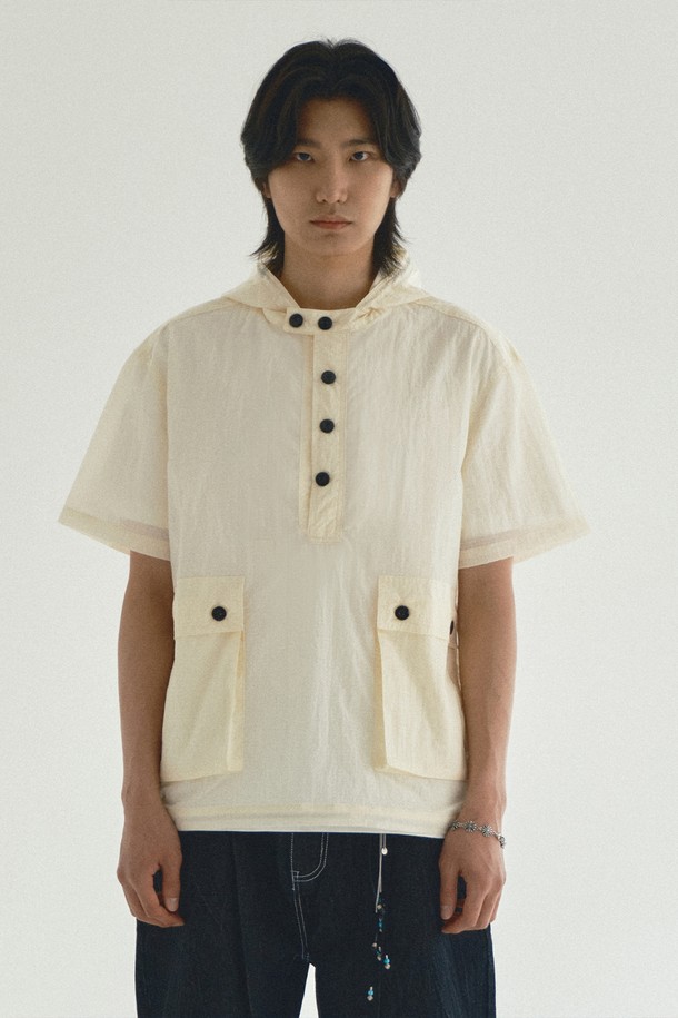 가볍고 시원하게 즐기기 좋은 나일론 후드 반팔 풀오버 아이보리입니다. 얇은 두께감과 부드러운 촉감으로 편안한 착용감을 선사하며, 봄, 여름 시즌에 활용하기 좋습니다. 후드 디자인과 루즈핏, 릴랙스핏으로 캐주얼하고 스포티한 무드를 연출하며, 밑단 스트링 디테일로 사이즈 조절이 용이합니다. 단독 또는 레이어드하여 다양한 스타일을 연출할 수 있어, 동네 마실룩, 여행룩, 봄 소풍룩 등 폭넓게 활용하기 좋습니다. 무지 패턴의 아이보리 컬러로 어떤 옷에도 쉽게 매치할 수 있습니다.
