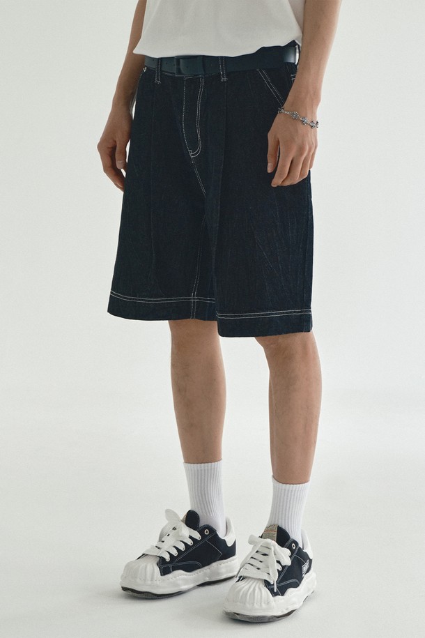 크링클 원턱 데님 하프 팬츠_블랙은 빈티지한 무드와 캐주얼 스타일을 동시에 즐길 수 있는 남성용 데님 반바지입니다. 봄, 여름 시즌에 적합하며, 루즈핏 와이드 바지 핏으로 편안한 착용감을 선사합니다. 블랙 컬러의 무지 디자인에 크링클 텍스처와 빈티지 워싱, 원턱 디테일이 더해져 유니크한 멋을 더합니다. 백포켓 자수 디테일과 콘트라스트 스티칭으로 포인트를 주었으며, 면과 데님 소재로 제작되어 활동성과 스타일을 모두 만족시킵니다. 동네 마실룩, 여행룩, 휴가룩 등 다양한 TPO에 활용하기 좋은 아이템입니다.
