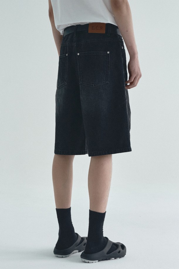 블랙 컬러의 라운드 트리밍 데님 하프 팬츠입니다. 면 소재로 제작되어 편안한 착용감을 선사하며, 캐주얼하고 미니멀한 스타일을 연출합니다. 레귤러핏으로 제작되었으며, 하프 기장으로 봄, 여름 시즌에 시원하게 즐기기 좋습니다. 라운드 트리밍 디테일과 워싱 디테일이 돋보이며, 체인 스티치 공법으로 튼튼하게 제작되었습니다. 동네 마실룩, 여행룩, 휴가룩 등 다양한 TPO에 활용하여 멋스러운 스타일을 완성해보세요.
