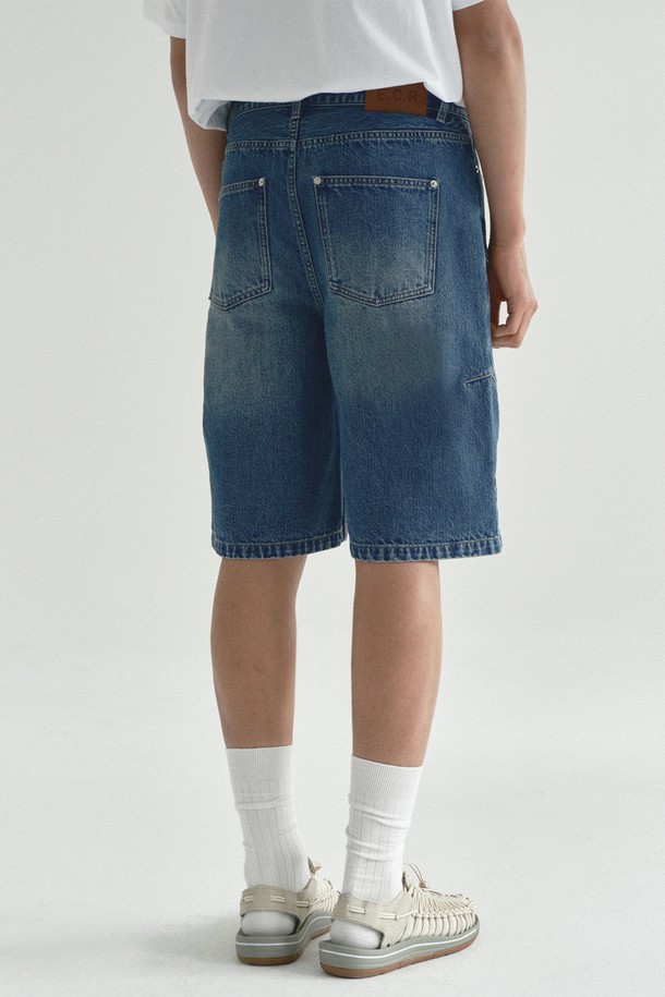 라운드 트리밍 데님 하프 팬츠_블루는 캐주얼, 미니멀, 클래식 스타일을 추구하는 분들을 위한 여름철 필수 아이템입니다. 워싱 처리된 데님 소재와 레귤러핏으로 편안한 착용감을 선사하며, 라운드 커팅 디테일이 돋보이는 디자인입니다. 체인스티치 기법을 사용하여 튼튼한 내구성을 자랑하며, 데일리룩, 여행룩, 휴가룩 등 다양한 TPO에 활용할 수 있습니다. 내추럴 핏으로 자연스러운 실루엣을 연출하여 어떤 상의와도 잘 어울립니다.
