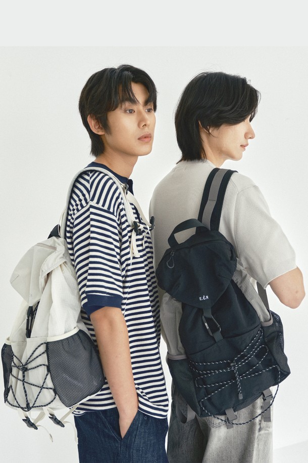 AERIK(에어릭) 카라비너 백팩은 블랙과 그레이 2가지 색상으로 출시되었습니다. 넉넉한 수납력을 자랑하는 라지 사이즈 백팩으로, 14인치 맥북 프로 수납이 가능합니다. 내구성이 뛰어난 나일론 100% 소재에 메쉬, 버클, 스트링 디테일로 포인트를 주었습니다. 지퍼형, 조임용 끈, 버클형, 고리형 잠금 방식과 다양한 포켓 구성으로 실용성을 높였습니다. 미니멀, 캐주얼, 시티보이 스타일에 어울리며 출근룩, 여행룩, 비즈니스 캐주얼에 활용하기 좋습니다.
