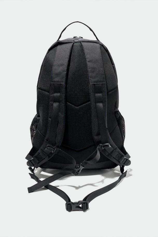 AERIK(에어릭) 프론트 지퍼 백팩은 남녀 모두 착용 가능한 캐주얼, 미니멀, 시티보이 스타일의 백팩입니다. 블랙과 그레이 두 가지 색상으로 출시되었으며, 넉넉한 수납공간을 제공하는 라지 사이즈입니다. 나일론과 폴리에스테르 소재로 제작되어 내구성이 뛰어나며, 전면 지퍼 포켓과 어깨끈 쿠션, 생활 방수 기능(나일론 소재 특성)을 갖춰 실용성을 더했습니다. 출근룩, 여행룩, 캠핑룩 등 다양한 TPO에 활용 가능하며, 사각 형태의 무지 디자인에 로고 디테일이 돋보입니다. 어깨 보호 및 쿠션감을 제공하여 편안한 착용감을 선사합니다.
