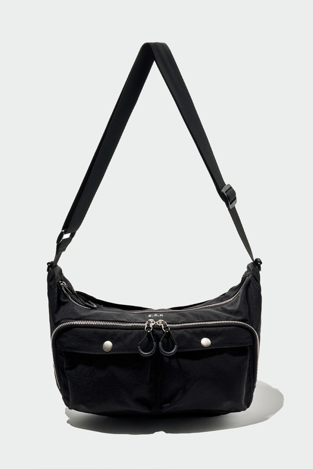 AERIK(에어릭) 하프문 크로스백은 미니멀하고 베이직한 스타일을 추구하는 남성분들을 위한 가방입니다. 나일론과 폴리에스테르 소재를 사용하여 가볍고 내구성이 뛰어나며, 생활 방수 기능으로 실용성을 더했습니다. 반원 형태의 디자인과 블랙 컬러는 어떤 옷차림에도 잘 어울립니다. 아이패드 수납이 가능하며, 조절 가능한 스트랩과 실용적인 수납공간으로 편의성을 높였습니다. 지퍼형 잠금 방식으로 소지품을 안전하게 보관할 수 있습니다.
